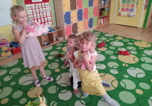 Dziewczynki bawią się pluszakami i lalkami.