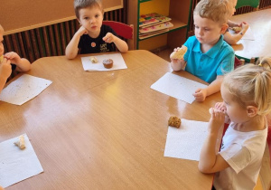 Dzieci jedzą ciasteczka