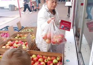 Pani Anitka kupuje razem z dziećmi jabłka