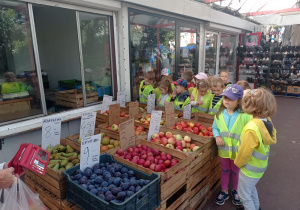 Dzieci kupują jabłka na ryneczku