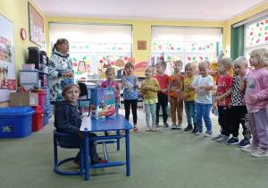 Dzieci śpiewają Olafowi "Sto lat"