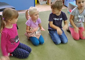 Dzieci wystukują rytm piosenki "Ola"
