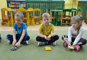 Dzieci wystukują rytm piosenki "Ola" na woreczkach