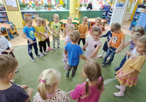 Dzieci rytmicznie poruszają się do piosenki "Ola"