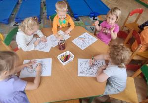 Dzieci kolorują przy stoliku
