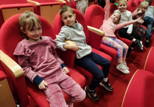 Dzieci w świetnych humorach czekają na rozpoczęcie spektaklu