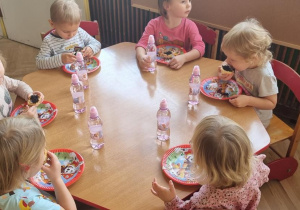 Dzieci jedzą słodki poczęstunek