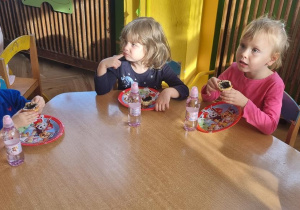 Dzieci jedzą słodki poczęstunek