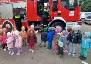 dzieci przy wozie strażackim