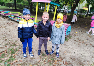 Tymofii, Aleks i Marcel podczas zabaw w ogrodzie przedszkolnym
