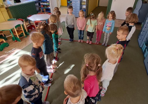 Dzieci stoją na literce "A" ułożonej z liny