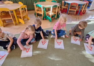 Puchatki uczą się kierunku pisania litery "A"