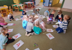 Dzieci szukają kredek do ułożenia litery "A"