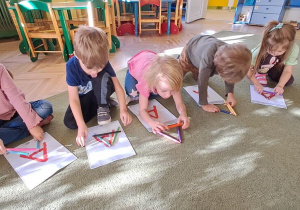 Dzieci układają litery "A" z kredek