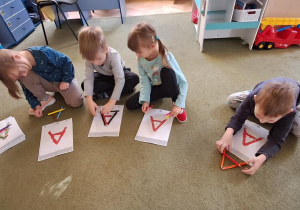 Pięciolatki układają samodzielnie litery "A"