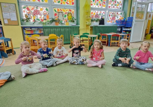 Dzieci rozgrzewają palce i dłonie podczas zabawy "Powitanie paluszków"