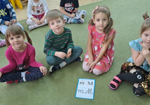 Dzieci wybrały wśród grupy rówieśników, których imiona rozpoczynają się głoską/literą "M"