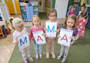 Nadia, Lena, Oliwia i Laura utworzyły wyraz "MAMA"