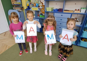 Misia, Klara i Marysie utworzyły wyraz "MAMA"
