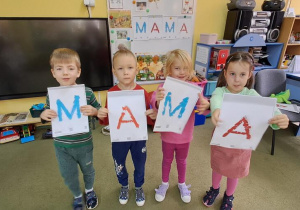 Mateusz, Gabrysia, Kuba, Hania utworzyli wyraz "MAMA"