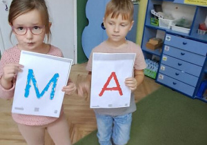 Oliwia i Antek utworzyli wyraz "MA"