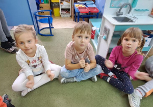 Klara, Michalina i Antek wystukują piąstkami rytm piosenki "Małgorzata"