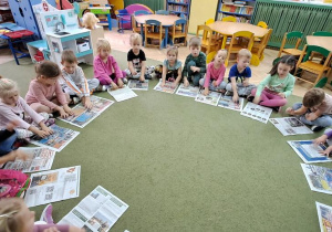Dzieci wystukują palcami rytm piosenki "Małgorzata" na gazetach