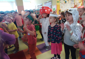 Dzieci tańczą do piosenki "Burak dance"