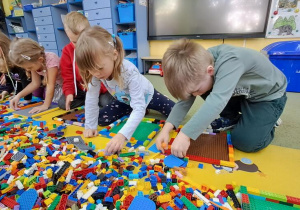 Mateusz buduje murek z klocków Lego