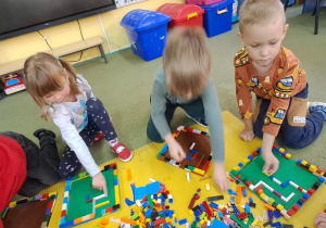 Misia, Mateusz i Kuba budują labirynty z klocków Lego