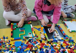 Gabrysia i Oliwka budują labirynty z klocków Lego