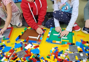 Misia i Jaś budują labirynty z klocków Lego