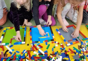 Marysia, Laura i Hania budują labirynty z klocków Lego
