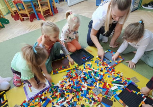 Oliwka, Nadia, Marysia i Remik budują labirynty z klocków Lego