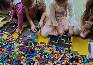 Hania, Klara, Antoś budują labirynty z klocków Lego