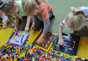 Nadia, Remik, Marysia i Klara budują labirynty z klocków Lego