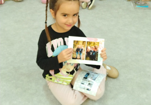 Arina pokazuje fotografię rodziny