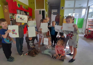 Dzieci pokazują narysowane zwierzątka domowe