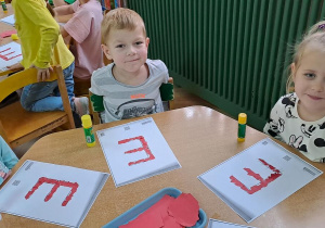 Misia, Filip i Oliwka wykleili wzory litery "E"