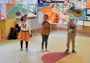Dzieci uczestniczą w koncercie Urszuli Pakuły