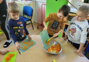 dzieci wykonują sałatkę warzywną