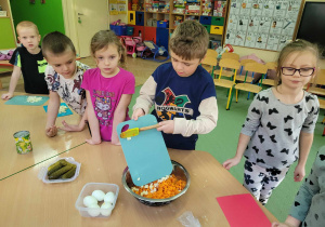 dzieci wykonują sałatkę warzywną