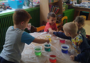 Dzieci pracują przy żółtym stoliku