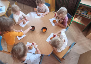 Dzieci malują ziemniaka
