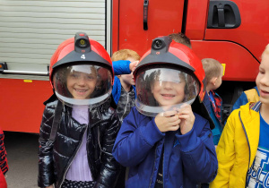 Dzieci uczestniczą w próbnym alarmie przeciwpożarowym