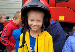 Dzieci uczestniczą w próbnym alarmie przeciwpożarowym