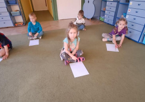 Dzieci rytmicznie malują pędzlem z góry na dół do piosenki "Iza"