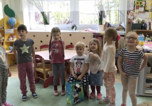 Na zdjęciu dziewczynki stojące wokół Natalki podczas śpiewania "Sto lat"