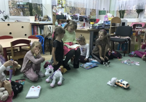 Dzieci i Milenka podczas lektury