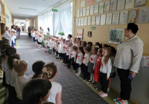 dzieci śpiewają hymn
